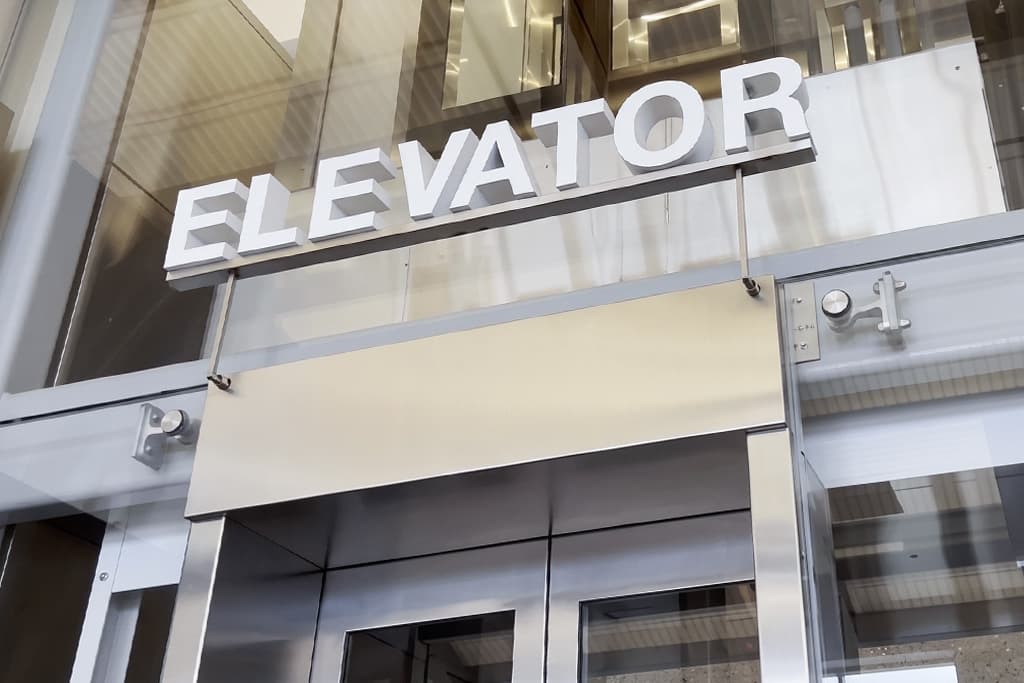 Elevator to American Airlines Admiral's Club and Delta Sky Club