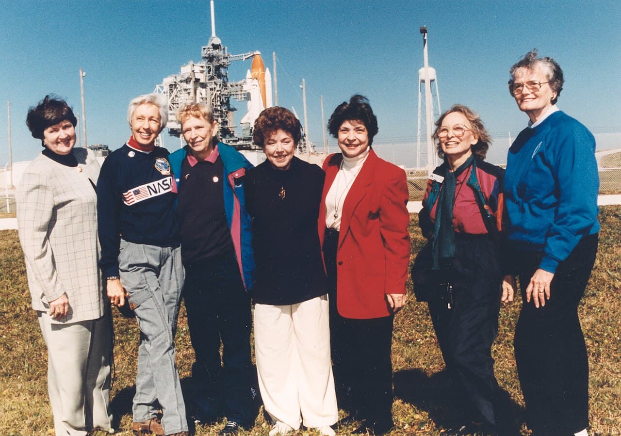 Seven_Members_of_the_First_Lady_Astronaut_Trainees_in_1995_-_GPN-2002-000196.jpg